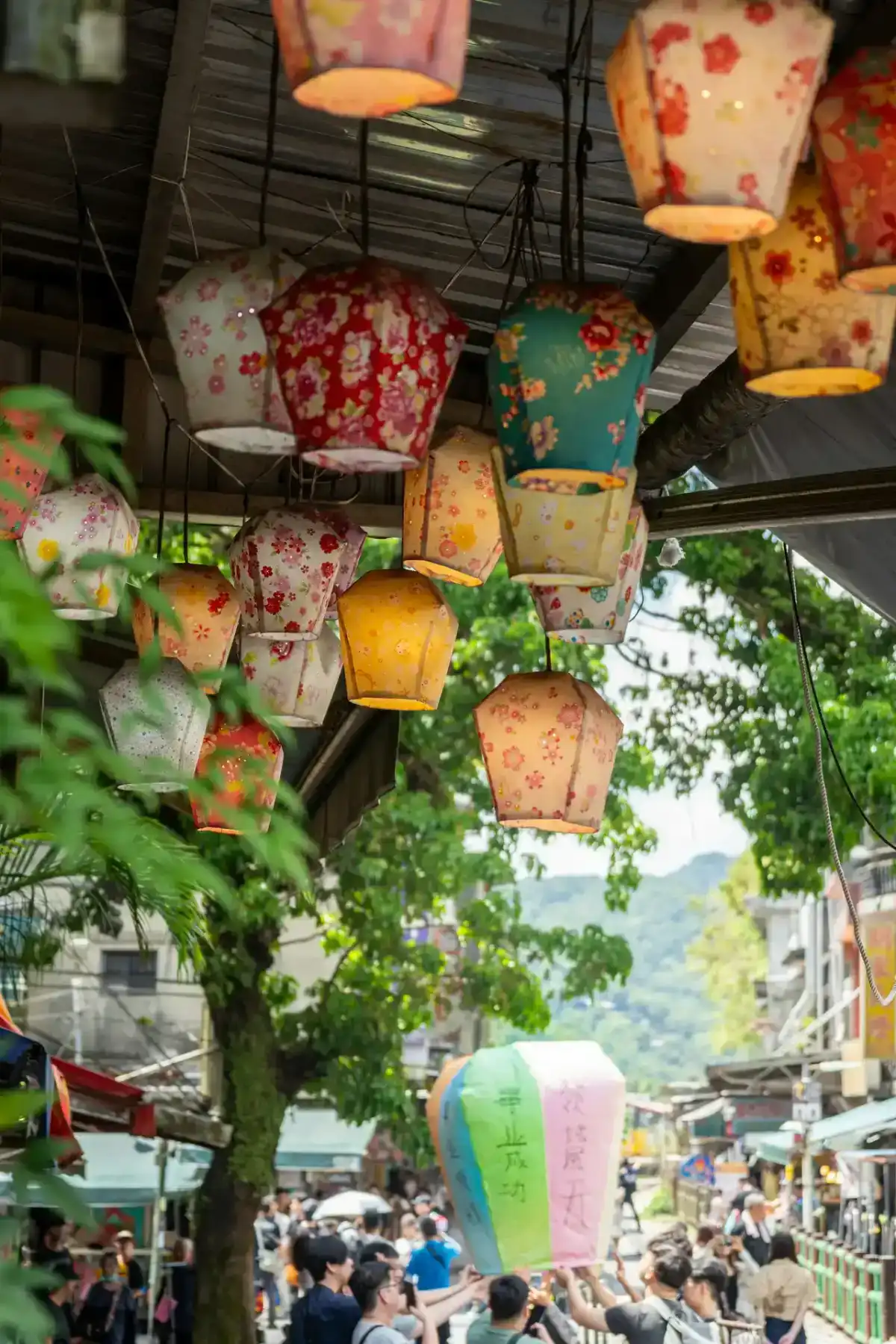 Taiwan — Laternenfestival in der Gasse